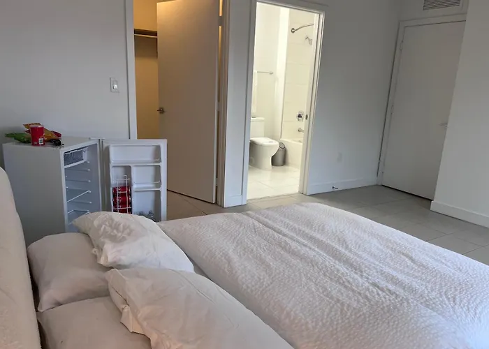 Master Bed Room In Calle Ocho
