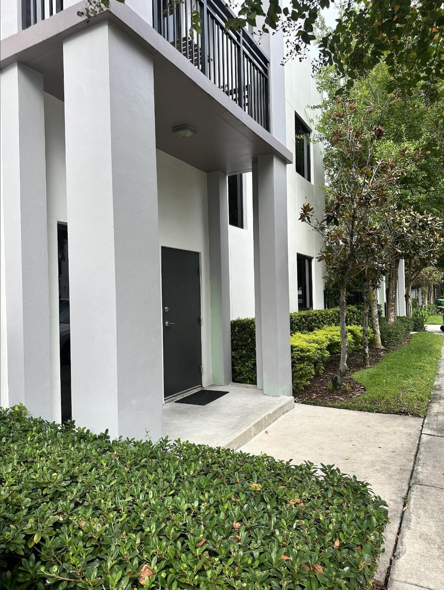 Master Bed In Calle Ocho Homestay